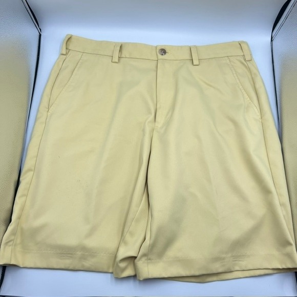 IZOD Men's Flat Front Golf Yellow Casual Chino Shorts Size 34 with 9" Inseam - Picture 1 of 9